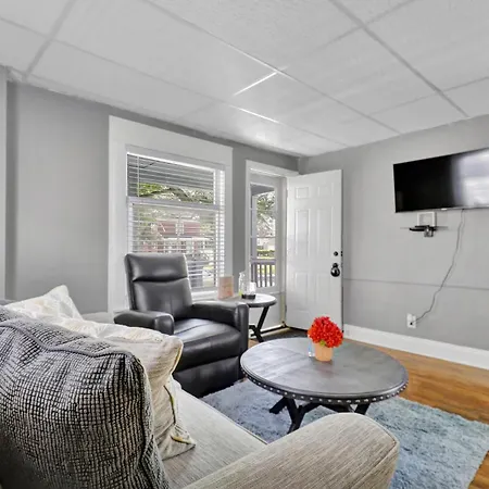 Charming 1 Bedroom, Apartment House In Lansing
